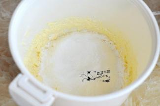 筛入低粉，用电动打蛋器低速打匀。