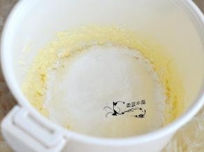 筛入低粉，用电动打蛋器低速打匀。