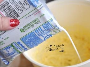 分几次加入牛奶，边加入边搅打。