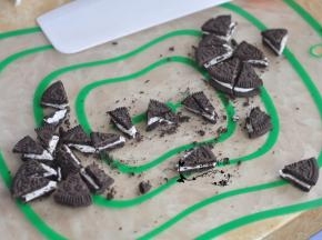 奥利奥饼干切块。