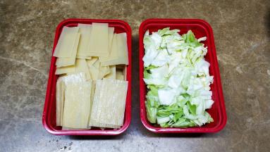 将烤冷面剪均匀片块、包菜切碎洗干净，放入盐油腌20分钟