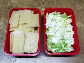 将烤冷面剪均匀片块、包菜切碎洗干净，放入盐油腌20分钟