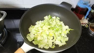 锅里烧热放入腌制过的包菜