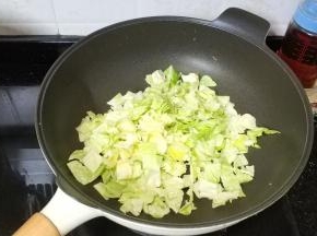 锅里烧热放入腌制过的包菜