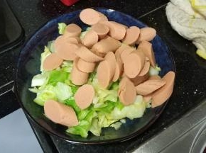 炒至8成熟盛出，香肠切片