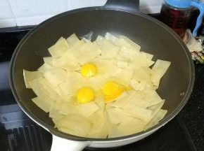 打入鸡蛋炒均匀