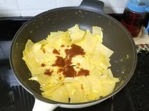 放入烤冷面烧烤专用酱或甜面酱炒均匀