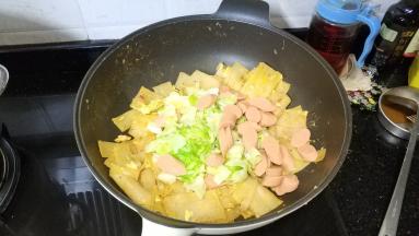 倒入包菜和香肠