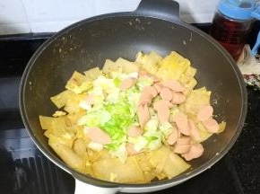 倒入包菜和香肠