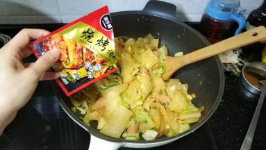 最后放入半包烧烤调料拌均匀即可