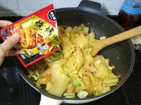 最后放入半包烧烤调料拌均匀即可