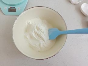 将除淡奶油和蔓越莓干以外的材料混合