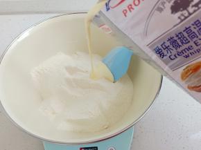 倒入淡奶油