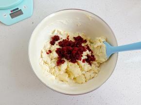 用刮刀搅拌至无干粉，加入蔓越莓干搅拌几下就可以了，不要过度搅拌