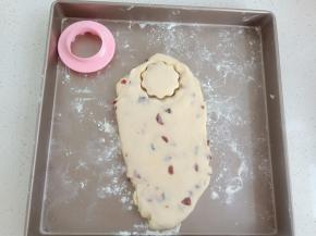 取出擀成1.5cm厚的薄片，用喜欢的模具压出形状来，剩余的边角料再揉一起再压，如此反复