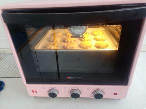 送入预热好的烤箱，中层上下火200度烤15分钟