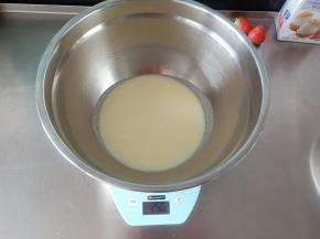 淡奶油倒入打蛋盆