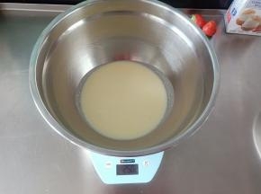 淡奶油倒入打蛋盆