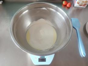 倒入低粉搅拌均匀