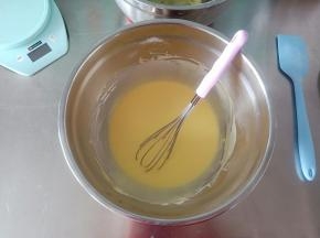 蛋黄糊搅拌均匀放一旁备用
