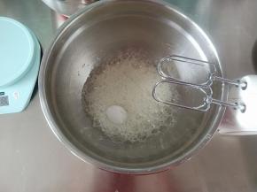 蛋白加几滴柠檬汁打至鱼眼泡状态后分3次加入细砂糖