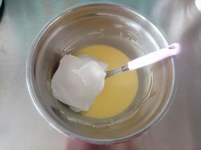 去1/3蛋白霜加入蛋黄糊翻拌均匀