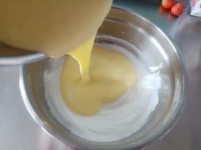 倒入剩余的蛋白霜中翻拌均匀
