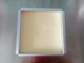 倒入模具刮平表面