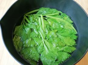芹菜叶洗干净，小锅内放水加一点盐和食用油烧开，下入芹菜叶焯水至变色，捞出过凉水备用。