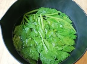 芹菜叶洗干净，小锅内放水加一点盐和食用油烧开，下入芹菜叶焯水至变色，捞出过凉水备用。