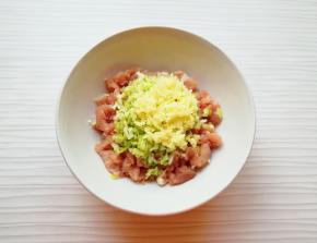 准备好肉馅，将大葱和生姜切碎放在上面。