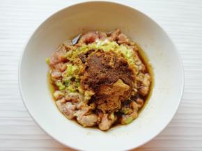 放上十三香，炒锅内倒入金龙鱼外婆乡小榨菜籽油烧热，浇在十三香上面激出香味，搅拌均匀静置一会儿。