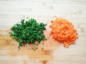 焯过水的芹菜叶攥去多余的水分剁碎，胡萝卜洗干净剁碎。