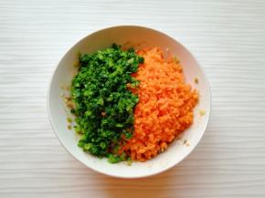 放入肉馅里搅拌均匀。