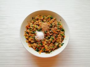 放盐、原味鲜、鲜贝露和香油搅拌均匀。