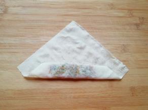 将有馅的一角卷起。