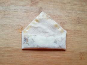 继续卷起来，最后一个角的边缘抹上蛋液。