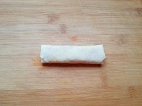 卷起来，一个春卷就包好了。