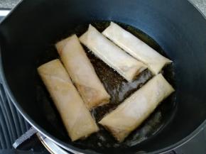 炸锅内倒入多一点菜籽油烧热，放入做好的春卷。
