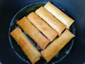 中火炸至两面金黄。