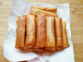 盘子里铺上厨房用纸，放上炸好的春卷。