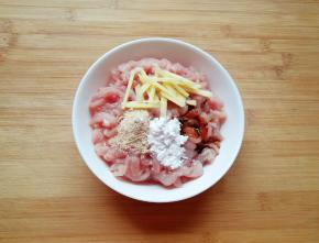 瘦肉切成丝，加入姜丝、鸡粉、玉米淀粉、老抽和一小勺菜籽油。