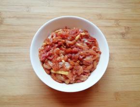 搅拌均匀腌制15分钟左右。