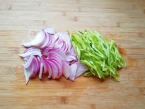 青椒和洋葱分别洗干净切成丝。