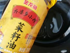 炒锅内倒入适量的菜籽油烧热。