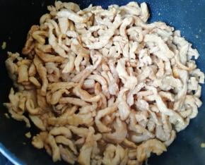 下入腌制好的肉丝，大火翻炒至变色盛出备用。