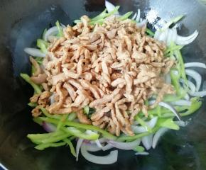 下入炒好的肉丝。