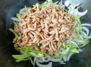 下入炒好的肉丝。