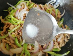 根据自己的口味放盐调味。