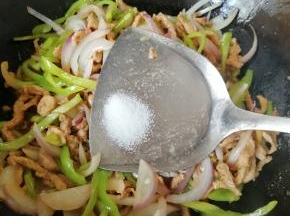 根据自己的口味放盐调味。
